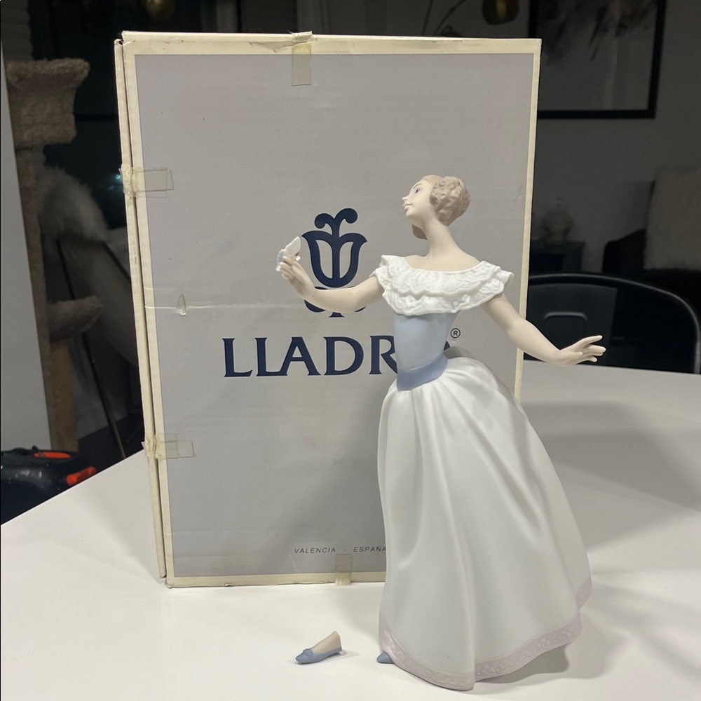 Lladro So Beautiful 16418 matte. Original box.  Foot broken